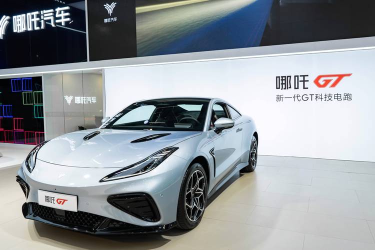 惠州307哪吒汽车在智能汽车领域的表现，领途汽车在新能源汽车市场中的影响力